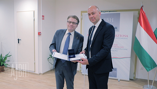 Dr. Ákos Kozma Grants Justitia Regnorum Fundamentum Award to IOI President